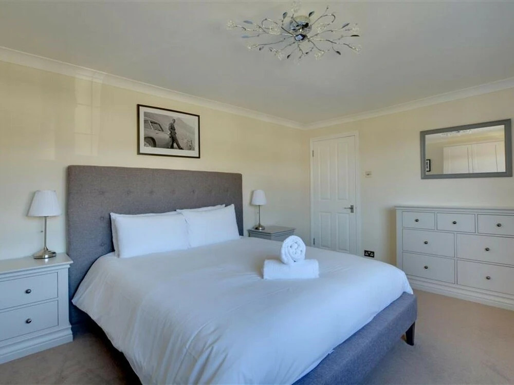 Comfortable and Luxurious Family Home With Beautiful Sunny Garden, Close to the Beach