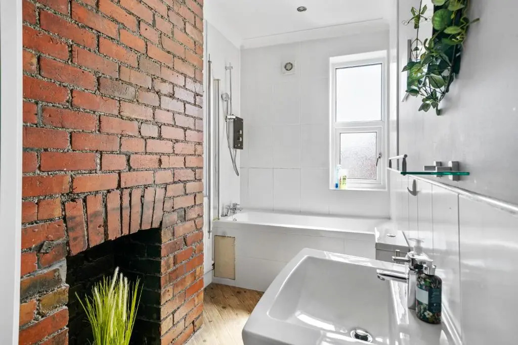 Comfortable 2 Bedroom Flat Overlooking the park
