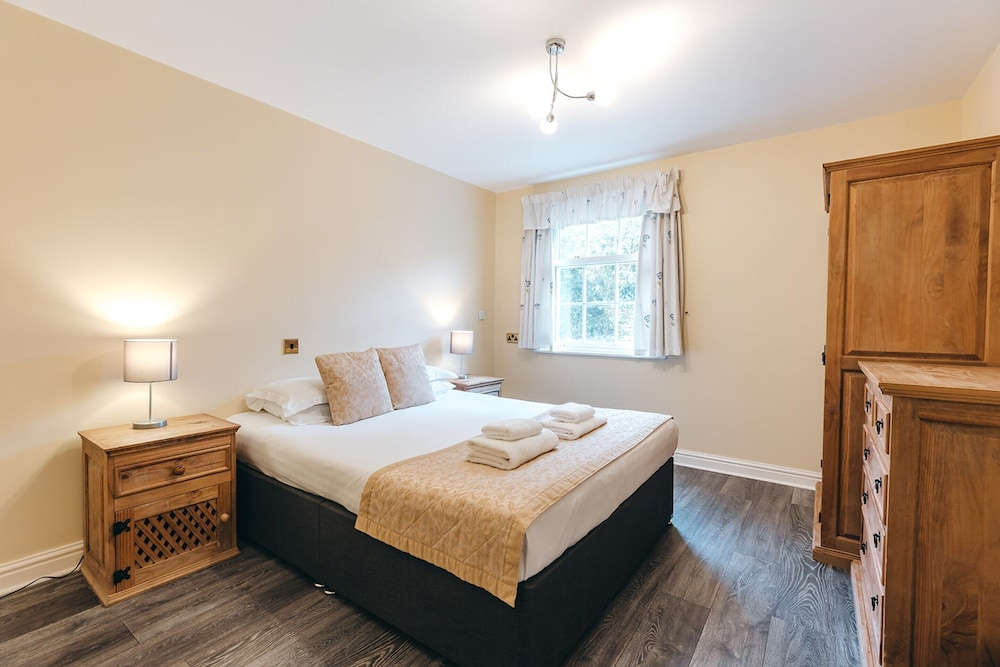 Serene 2-bedroom Cottage in Dorrington, No Deposit