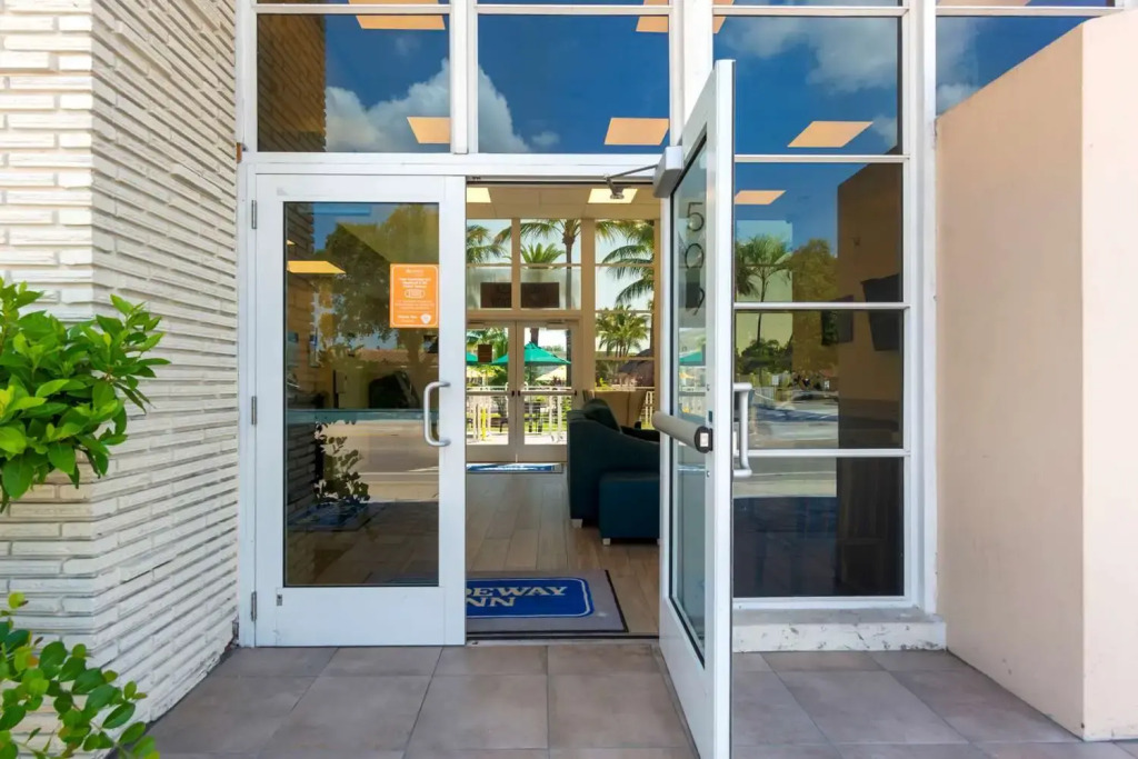 Downtown Hollywood Gardens Inn & Suites
