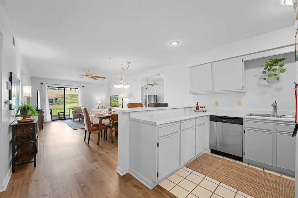 Royal Ridge Modern Condo for 4