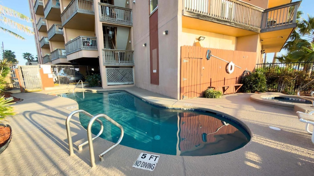 Direct Bayfront Sunsets - Boat Docks - Pool - Fish 2 Bedroom Apts