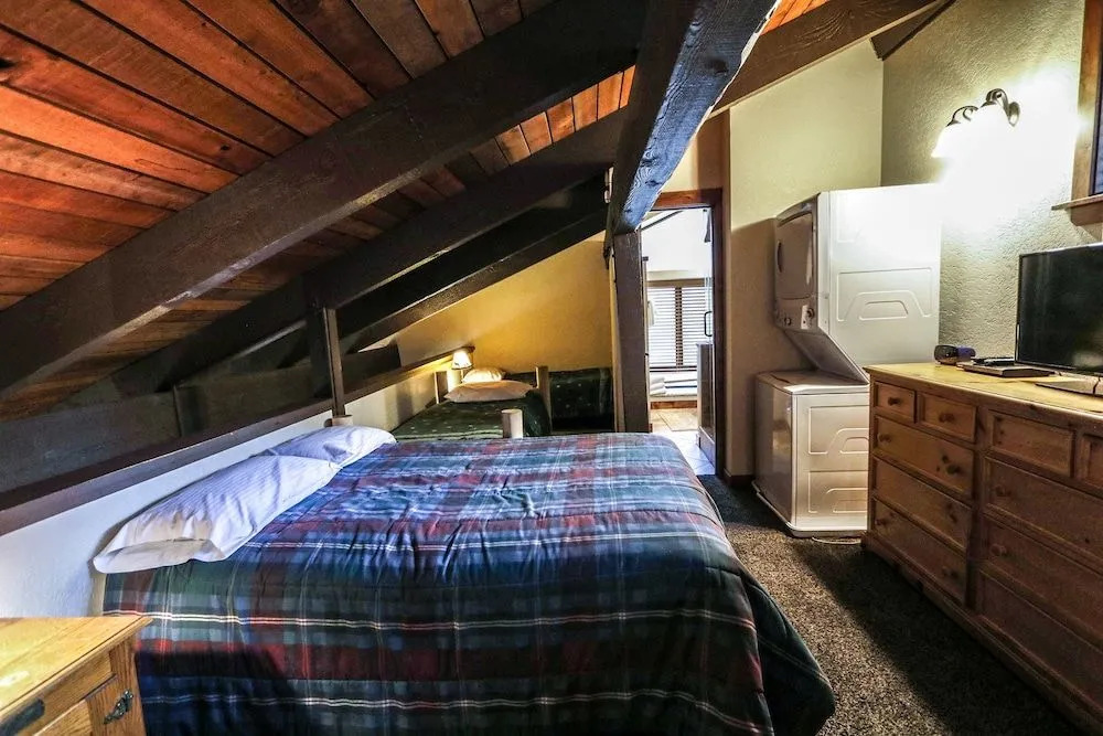 Horizons 4 166 Updated Upstairs Unit with Private Washer Dryer, Walk to Town, On Shuttle Route to Lodges by RedAwning