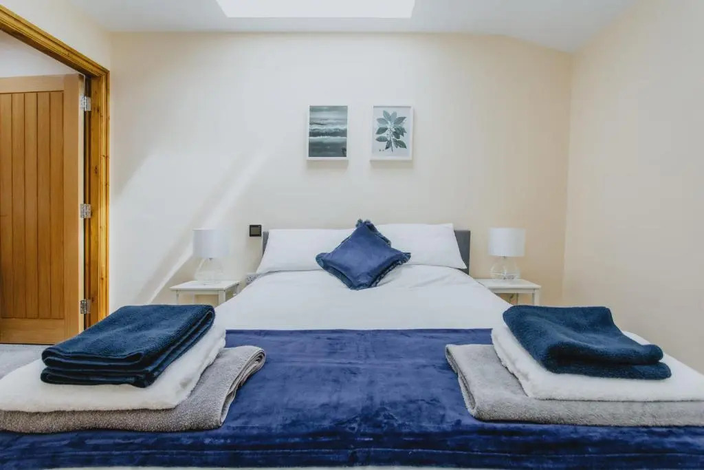Spacious 2nd Floor Apartment - King Size Bed & Free Parking