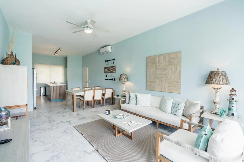 Two-bedroom apt With Pool View bbq in Lake View