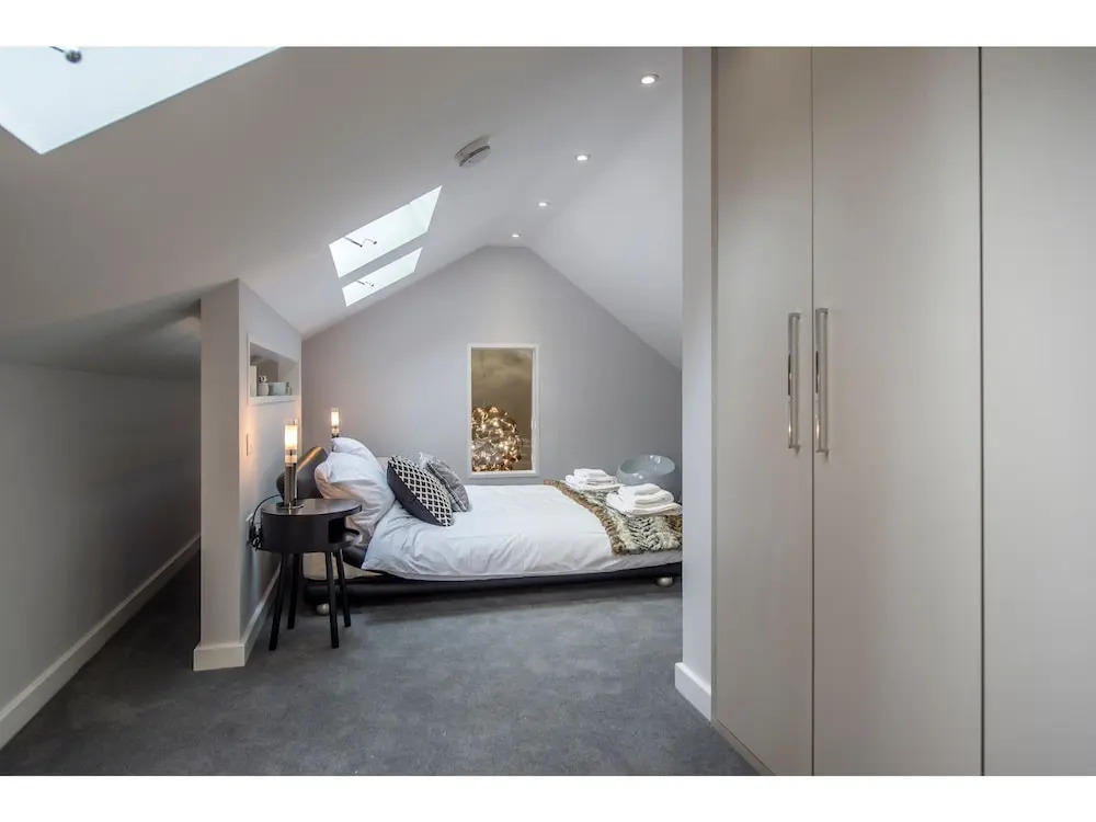 Modern, Stunning and Elegant 2 Bedroom Apt for 4