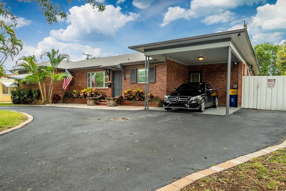 Northwood Harbor Home 3 Bed/ 3 Baths, Beach, Shops & Restaurants