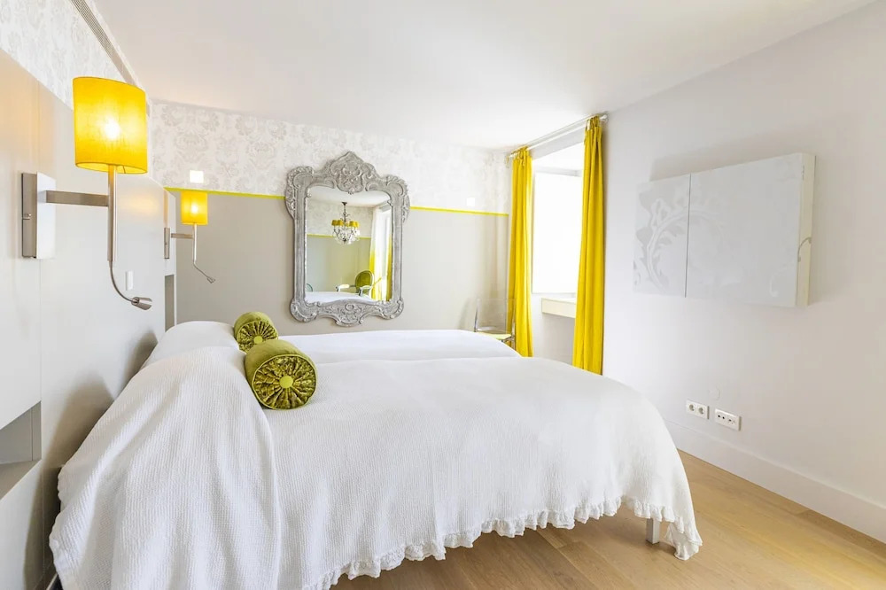 Chiado Rooftop Apartment by Cadenzalux
