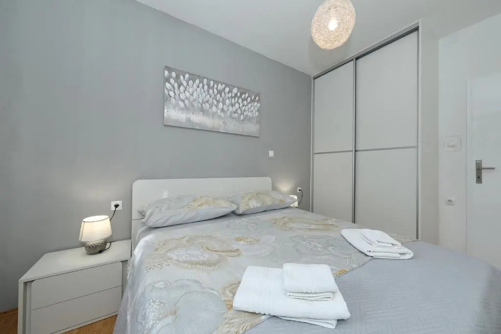 Apartment and room Mare