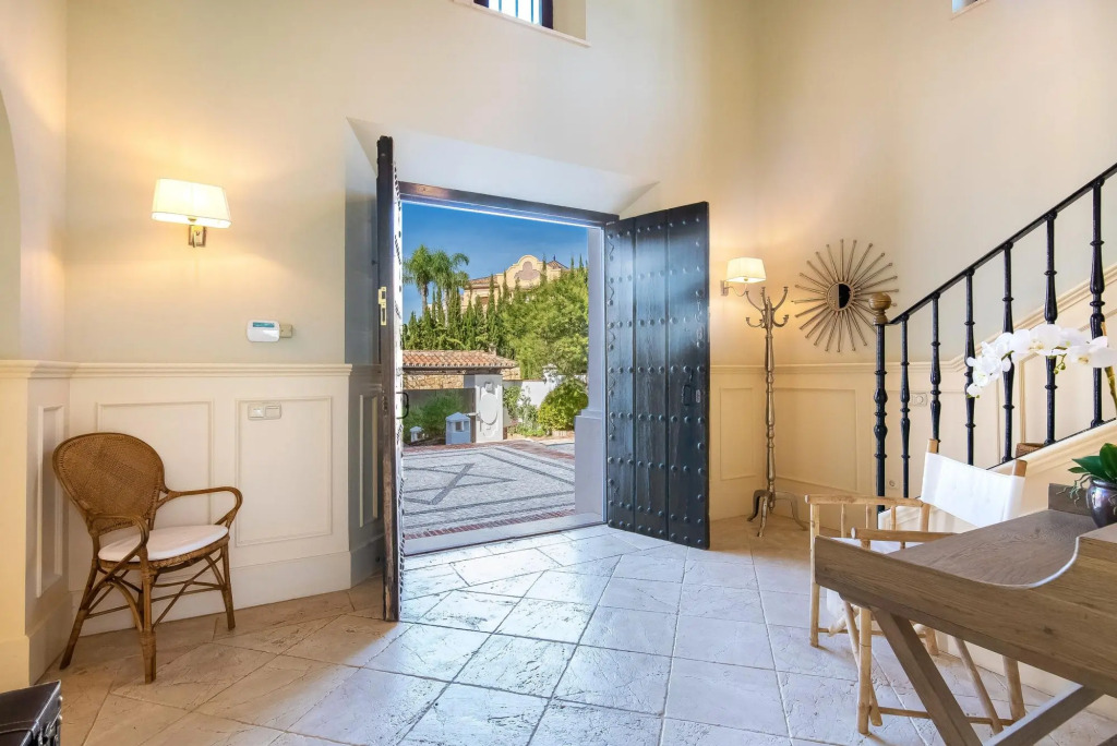 18024 - Superb Villa Near Beach With Heated Pool