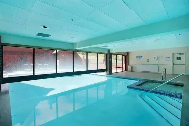 Ski Ge Loft 3 Bedroom Condo by RedAwning