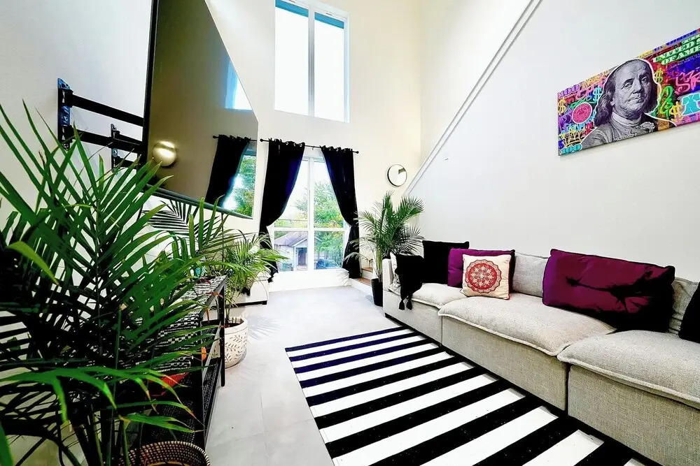 3 Mi to Dtwn: Modern Townhome w/ Yard in Houston