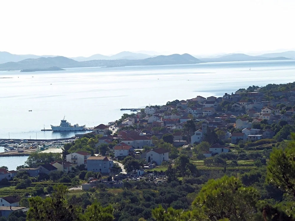 Sea View Apartment Serene, Sleeps 7