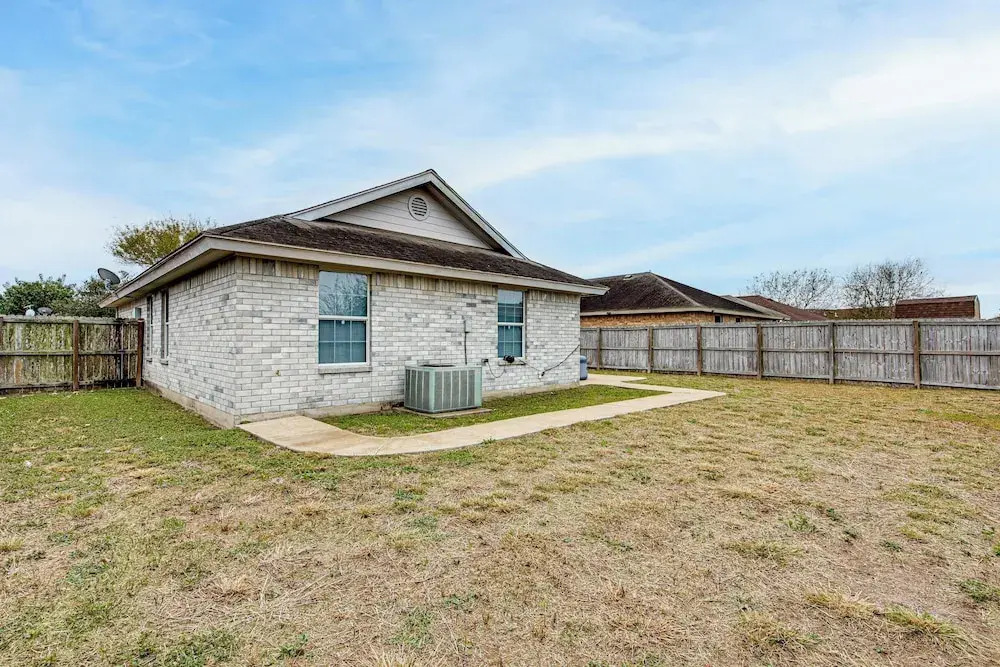 Hot Tub! Dog-friendly Gem 6 Mi to Dtwn Brownsville