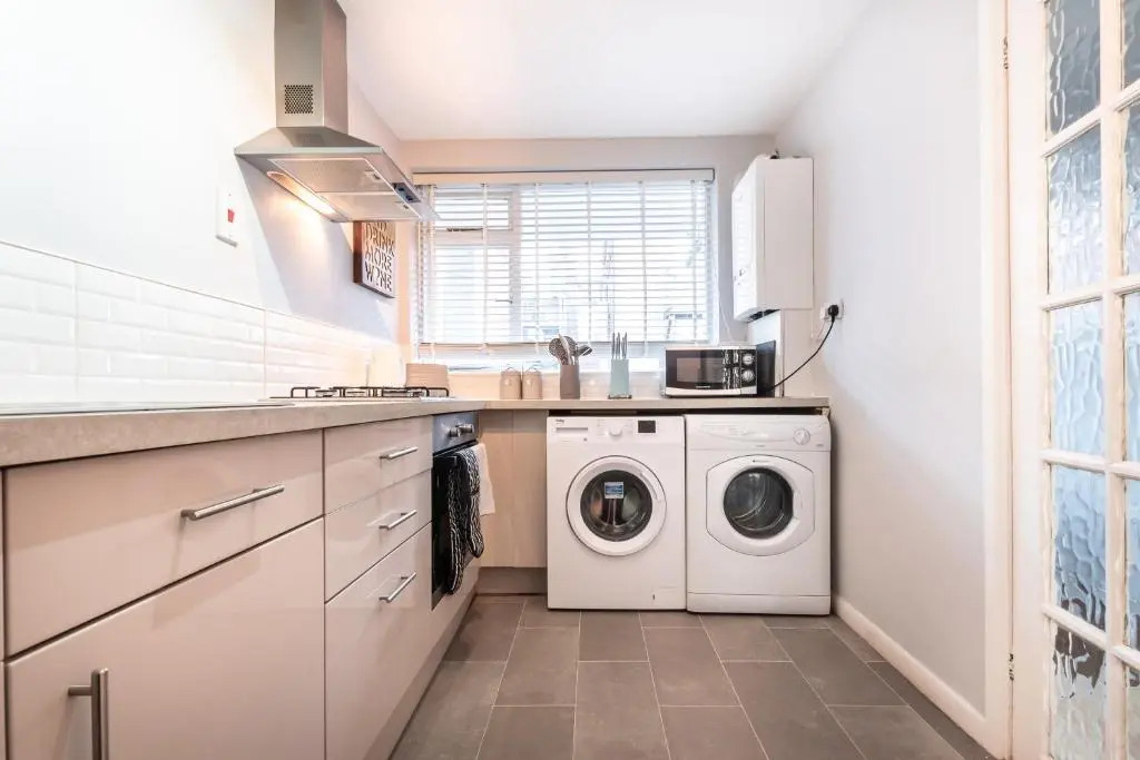BEST PRICE! - 1 MIN TO THE SHOPS, BARS, PUBS & RESTAURANTS! PERFECT LOCATION - FREE PARKING - FREE WIFI - SMART TV - COMFY BEDS - 4 Single beds or 2 Doubles