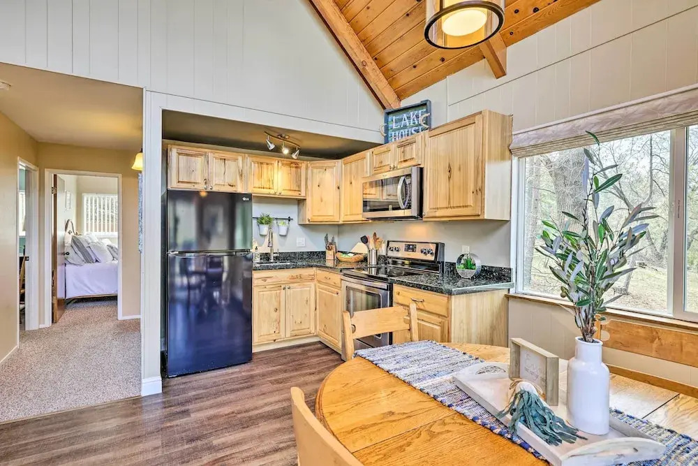 California Cabin w/ Lake Access: 28 Mi to Yosemite
