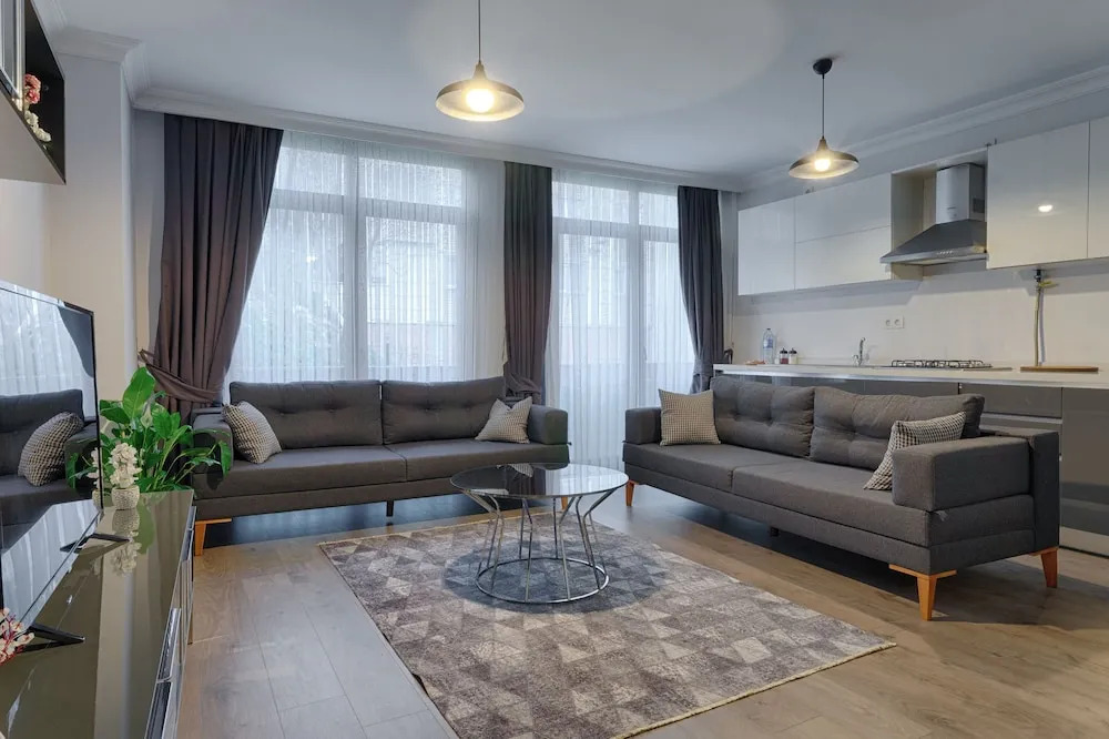Gorgeous Central 2BR Condo w City Views