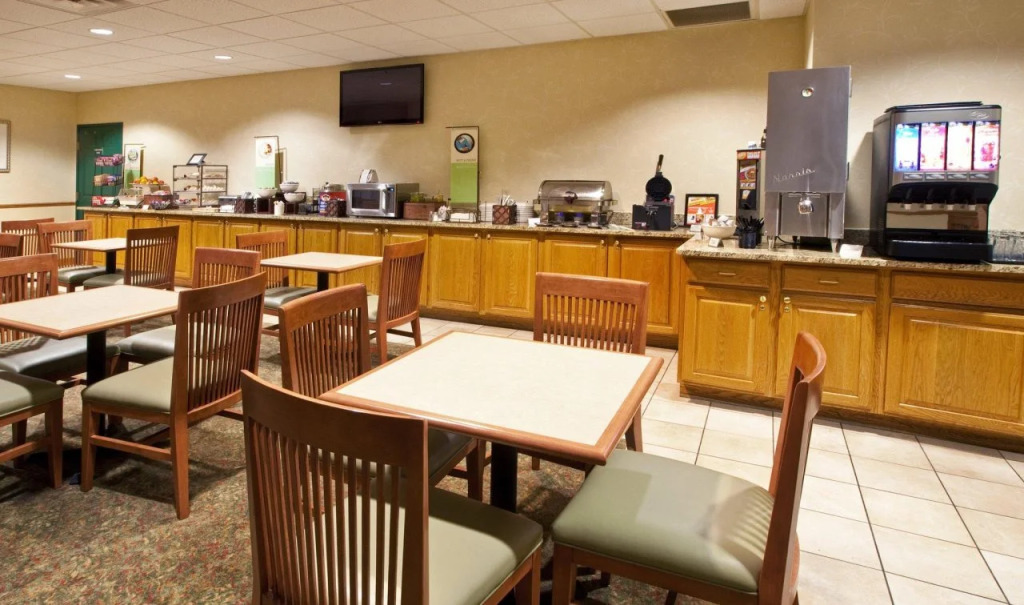 Holiday Inn Express & Suites - Omaha - 120th and Maple by IHG