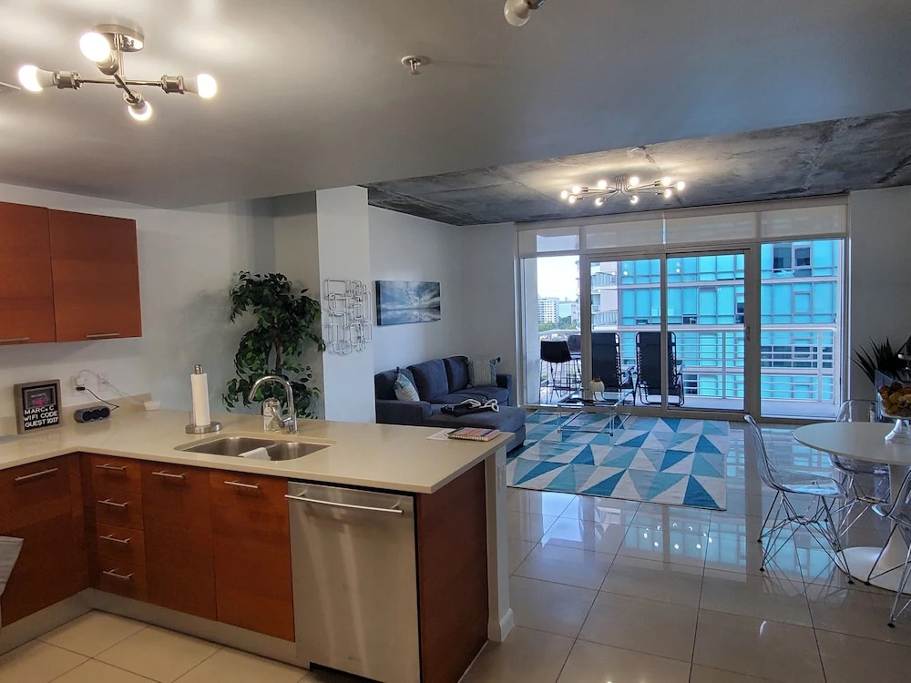 Miami Midblock Condo - City Views, Pool & Balcony