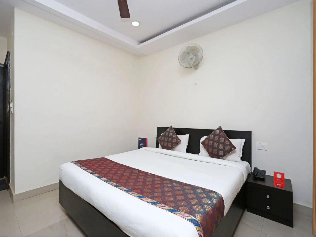 Hotel Sahu Near Kashi Vishwanath Temple Gate