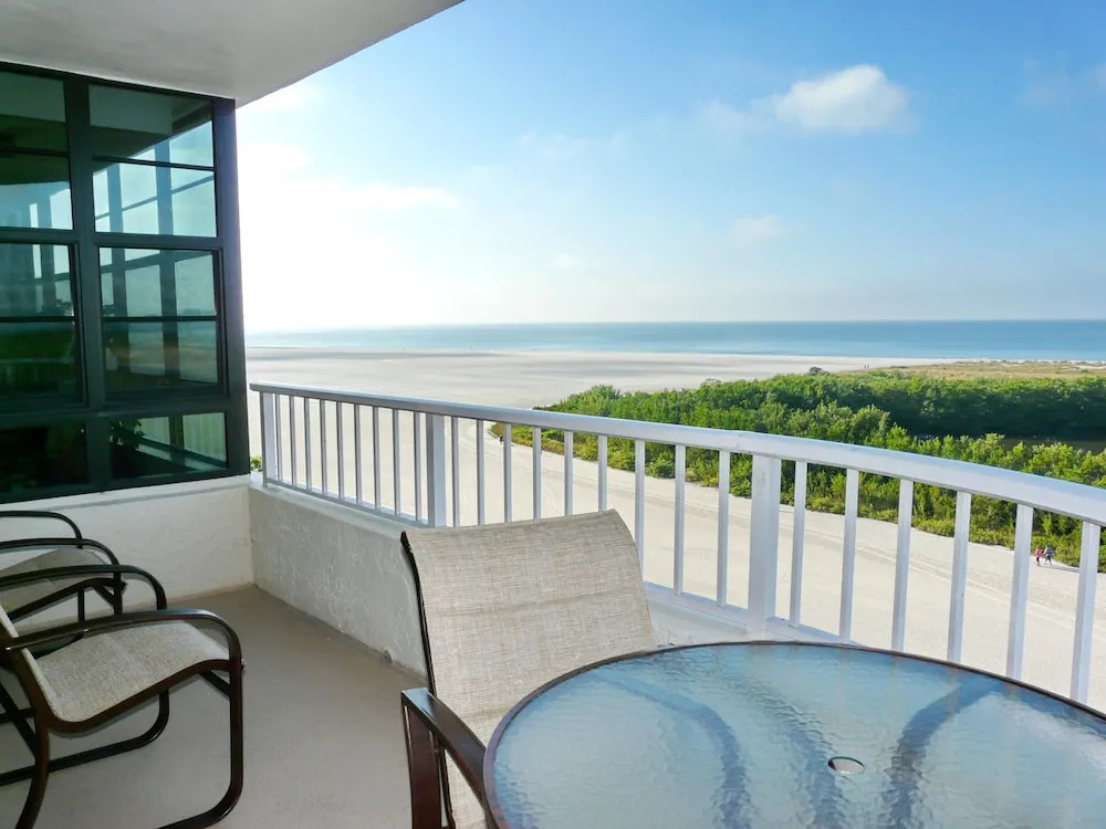 Beachfront Condo With Pool and Dazzling Ocean View