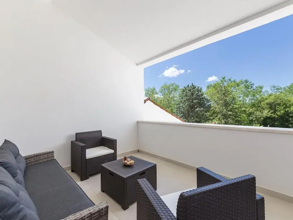 Large Holiday Home With Swimming Pool