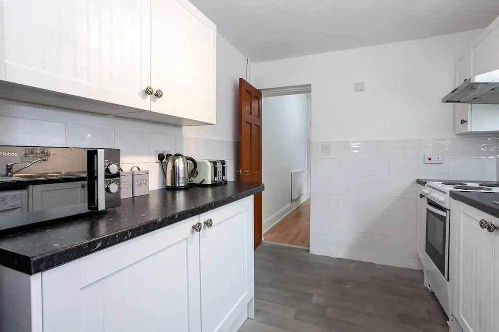 4 Bed House, Sleeps 9, Free Parking