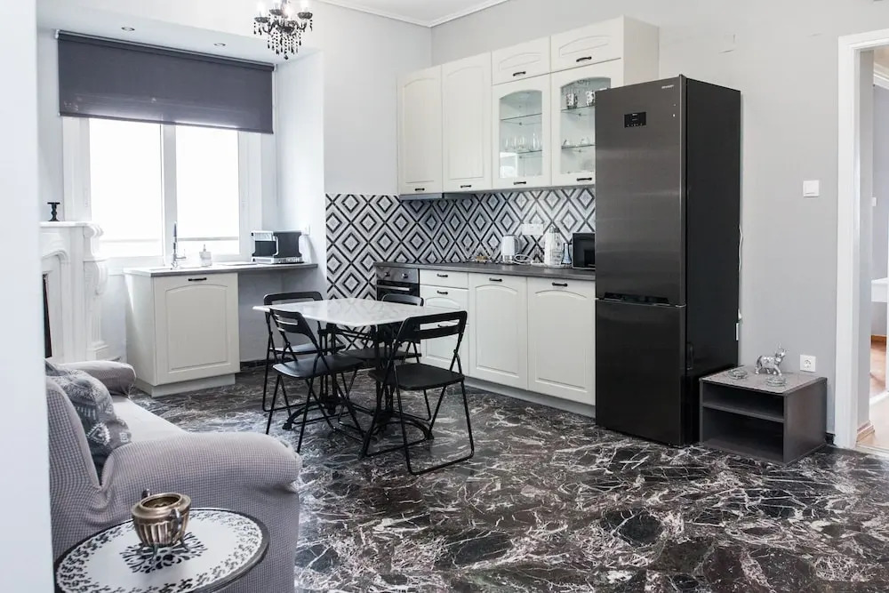 Modern apt with Increbilbe Athens Views