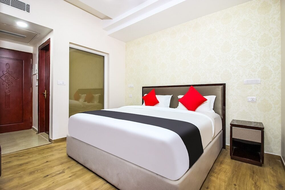 Hotel Naveen Continental @ 2Minutes Walk From Zero Road Bus Stand