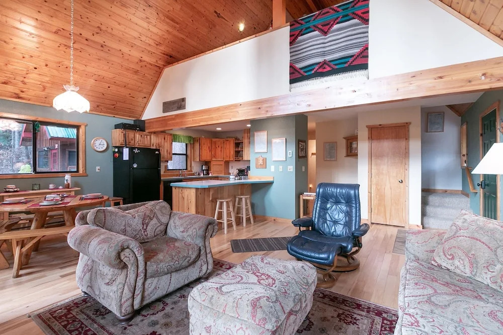 River Road Retreat Apartment 3 NW Comfy Cabins