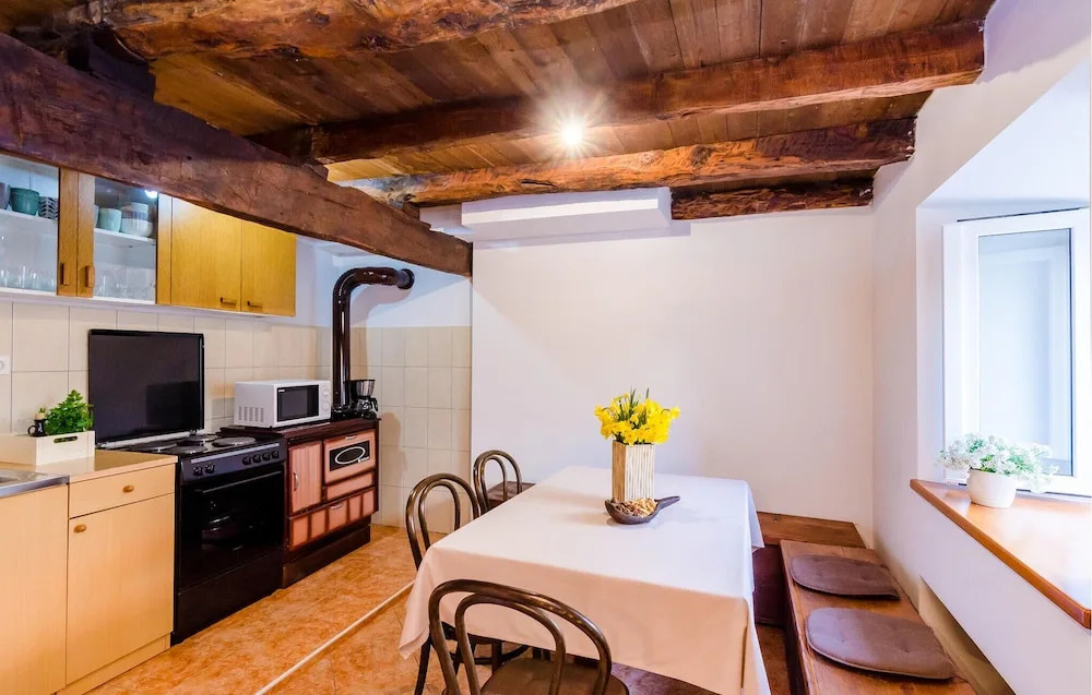 Amazing Home in Brotnice with WiFi, 3 Bedrooms & Hot Tub