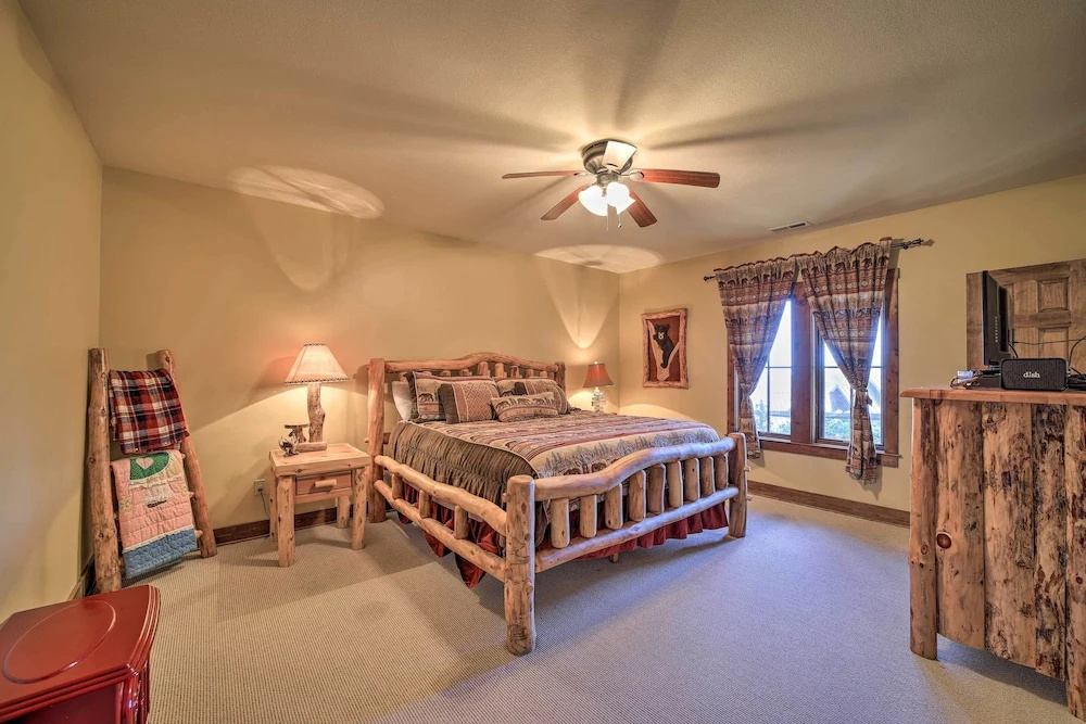 Luxe Lodge Near Smoky Mountains: Views & Hot Tub!