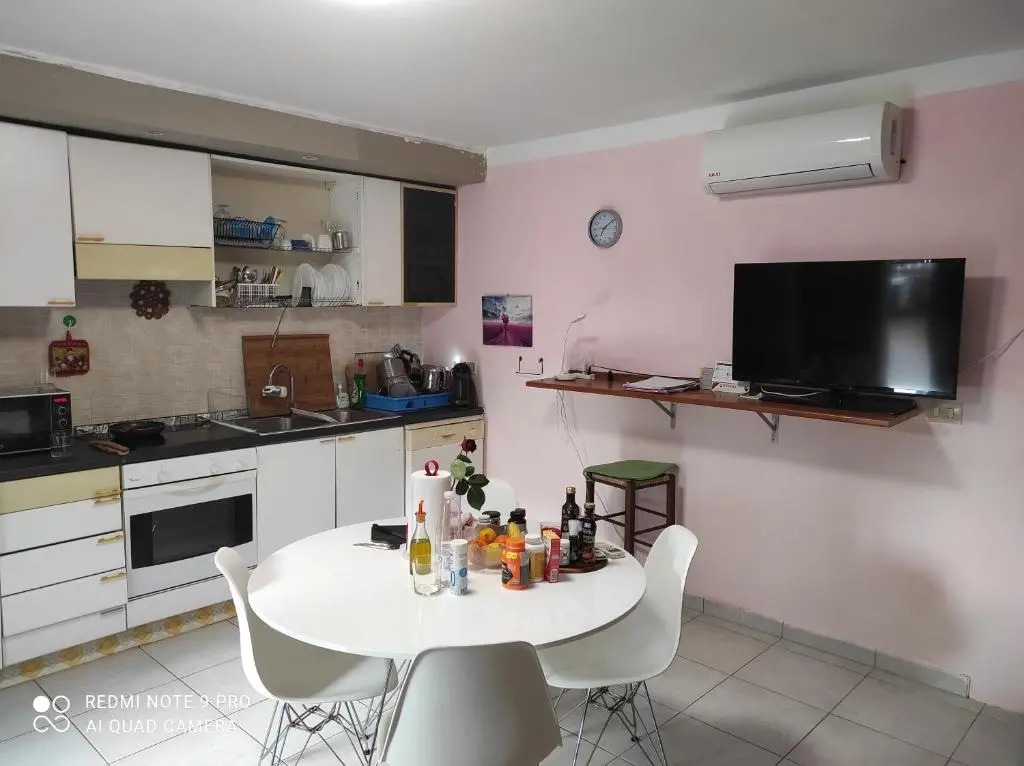 Bilocale 55 mq soggiorno cucina open, una camera matrimoniale ,con Giardino privato e corte