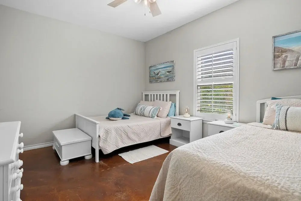 Sunny Townhome w/ Pool Access ~ 1 Mi to Beach