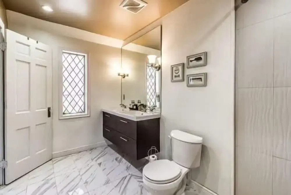 Spacious 5br Sleeps 10 University District 5 Bedroom Home