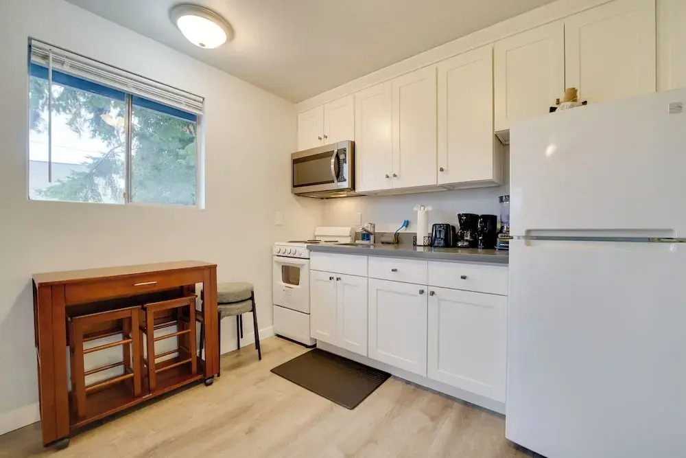 Near Light Rail, 5 Mi to Lumen Field: Seattle Base