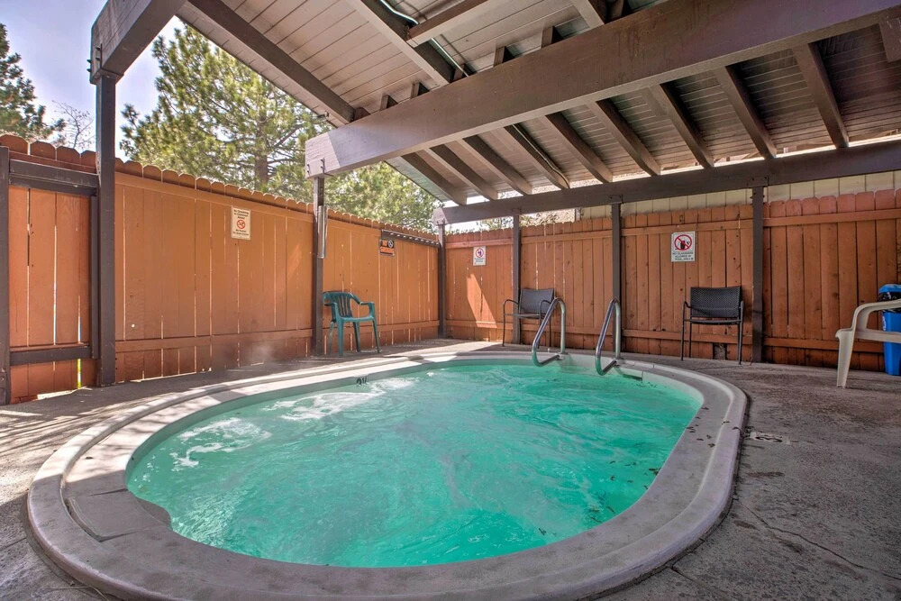 Mammoth Lakes Townhome < 2 Mi to Ski Area!