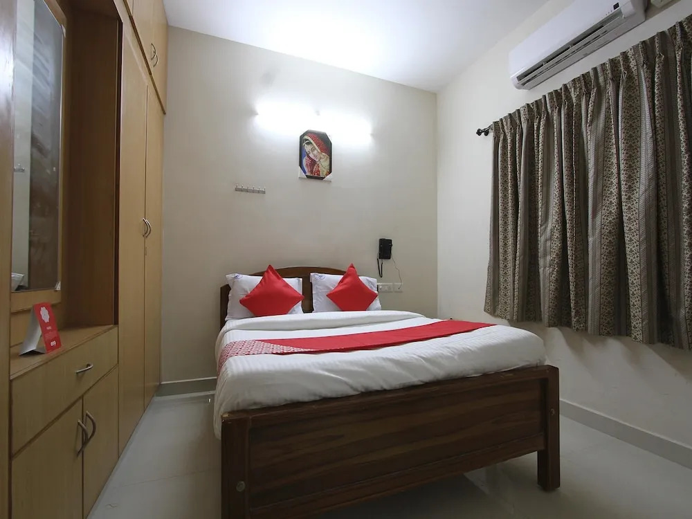 OYO 15860 Navanna Residency