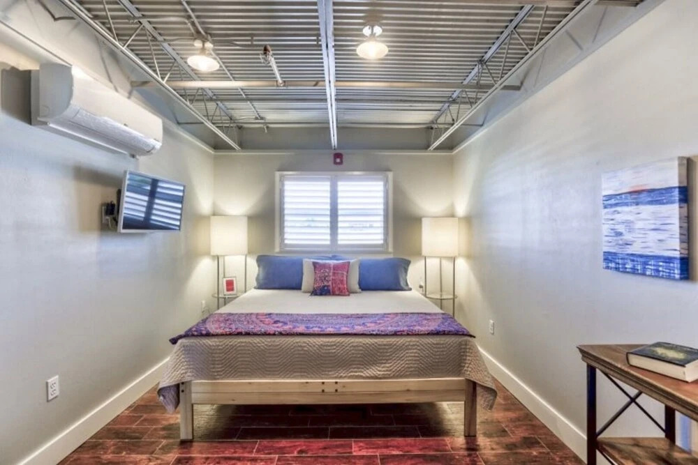 Ocean Jewel 2- Modern Loft Close to Beach and Shops