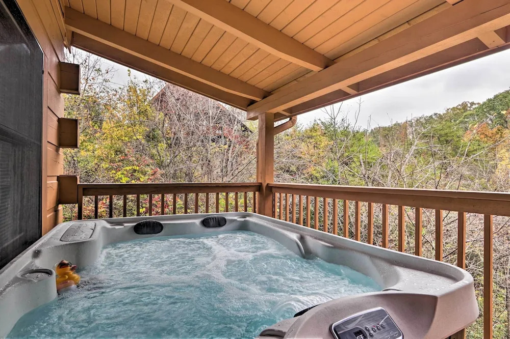 Homey Sevierville Cabin w/ Deck Near Pigeon Forge!