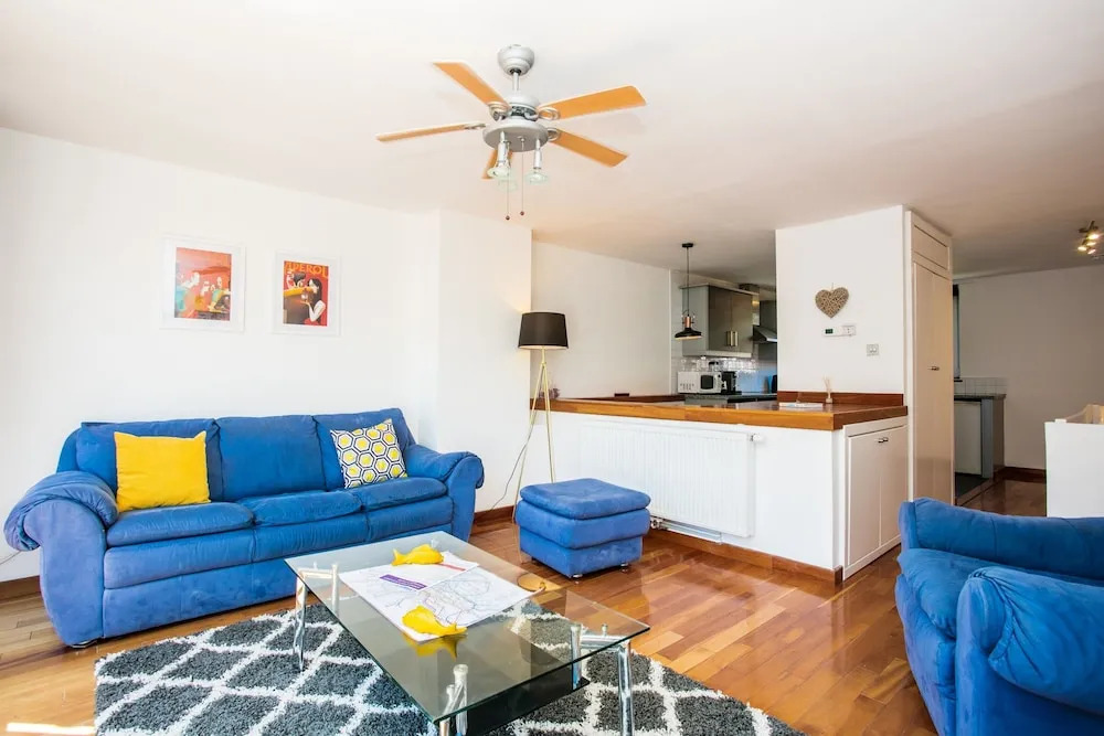 2 Bedroom Flat In Old Street With Private Balcony