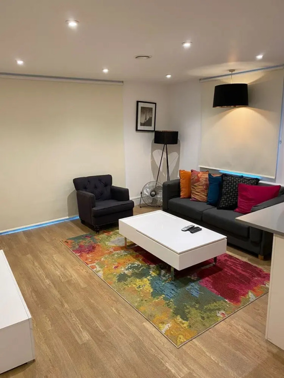 Stunning 2 Bed Apartment With Parking