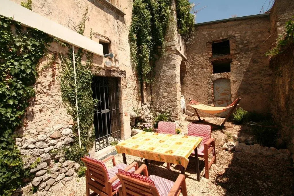 Sotto Il Castello