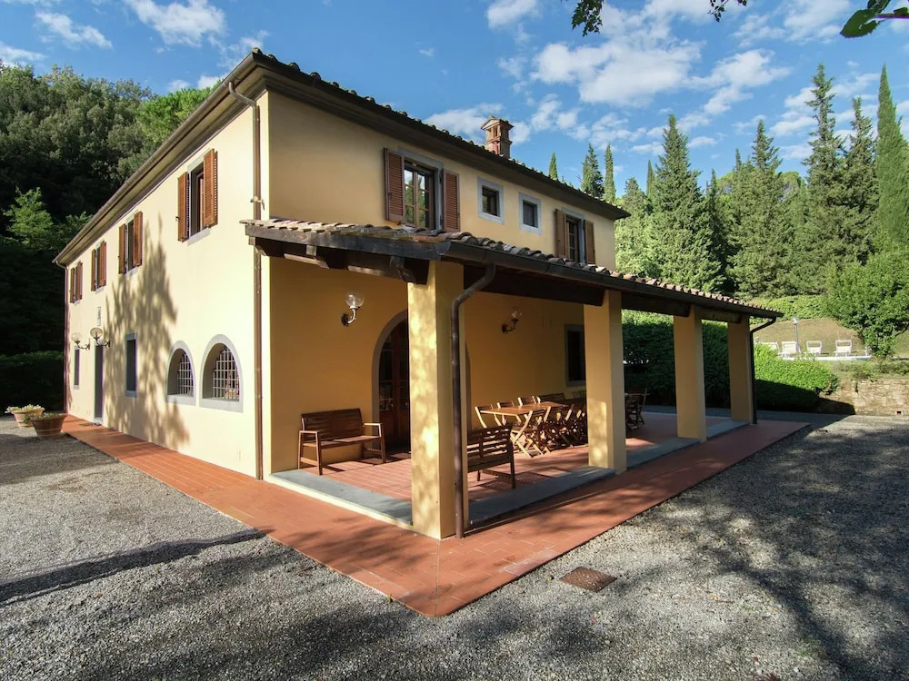 A Beautiful Tuscan Farmhouse and a Large Swimming Pool and Relaxing