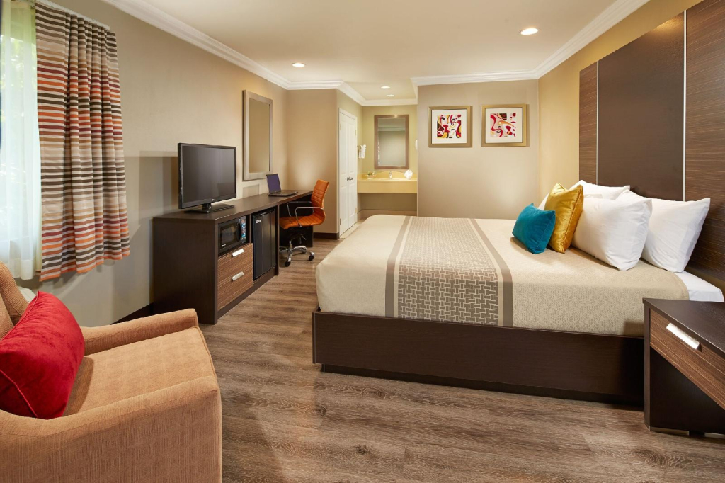 Eden Roc Inn & Suites near the Maingate