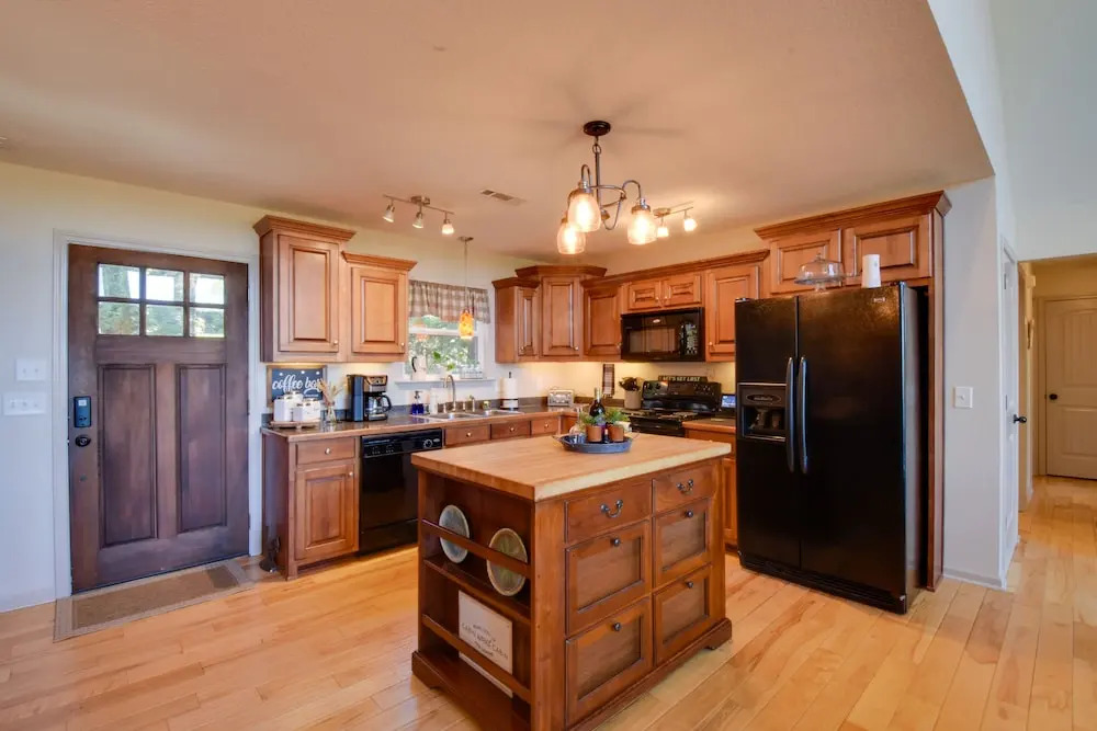 Mtn Views, Game Room, Hot Tub! Lakemont Retreat