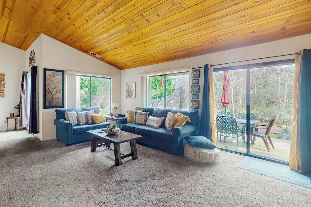 Yard & Patio: Quiet & Well-stocked Riverside Home