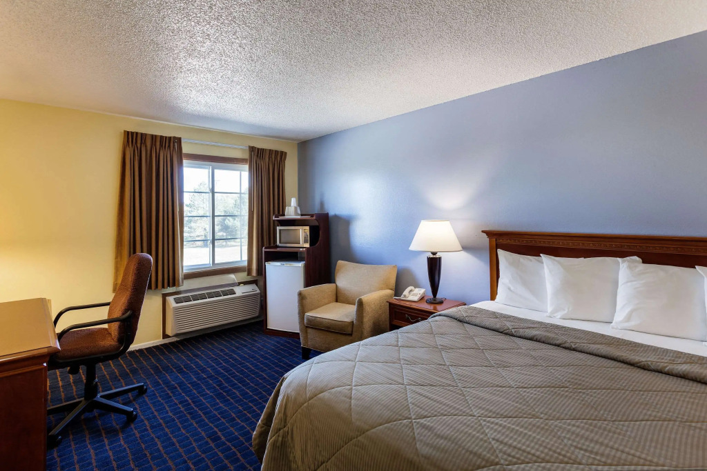 Dragonfly Inn & Suites