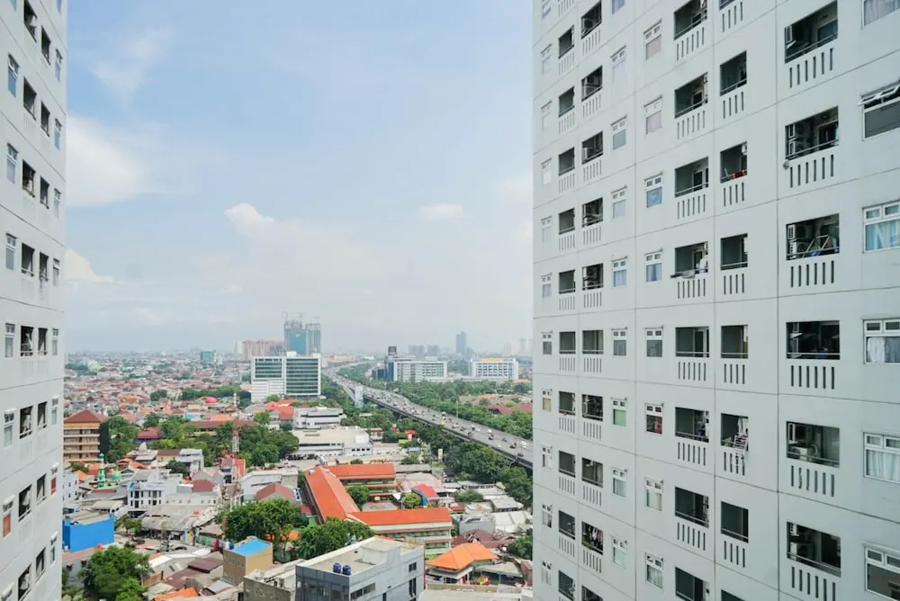 Comfortable 2BR Apartment at Green Pramuka near Mall