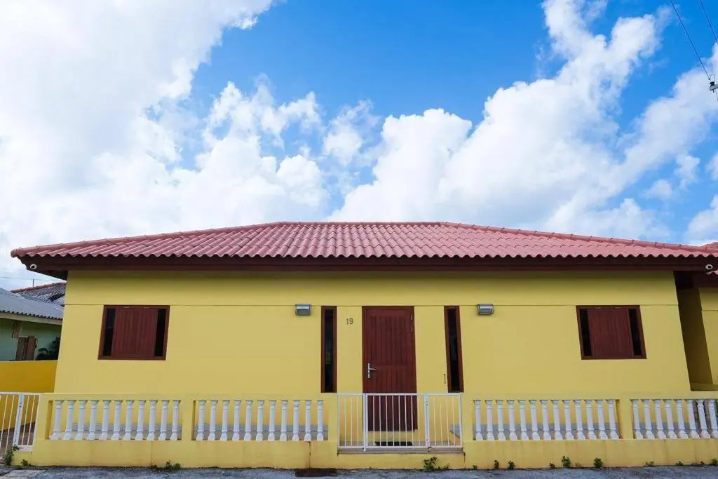 Iona's home: Vibrant 2bedroom home near Willemstad